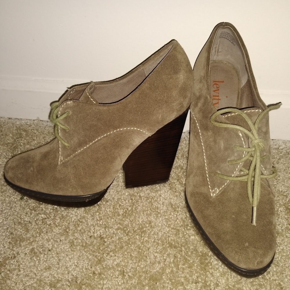 Light grey shoe